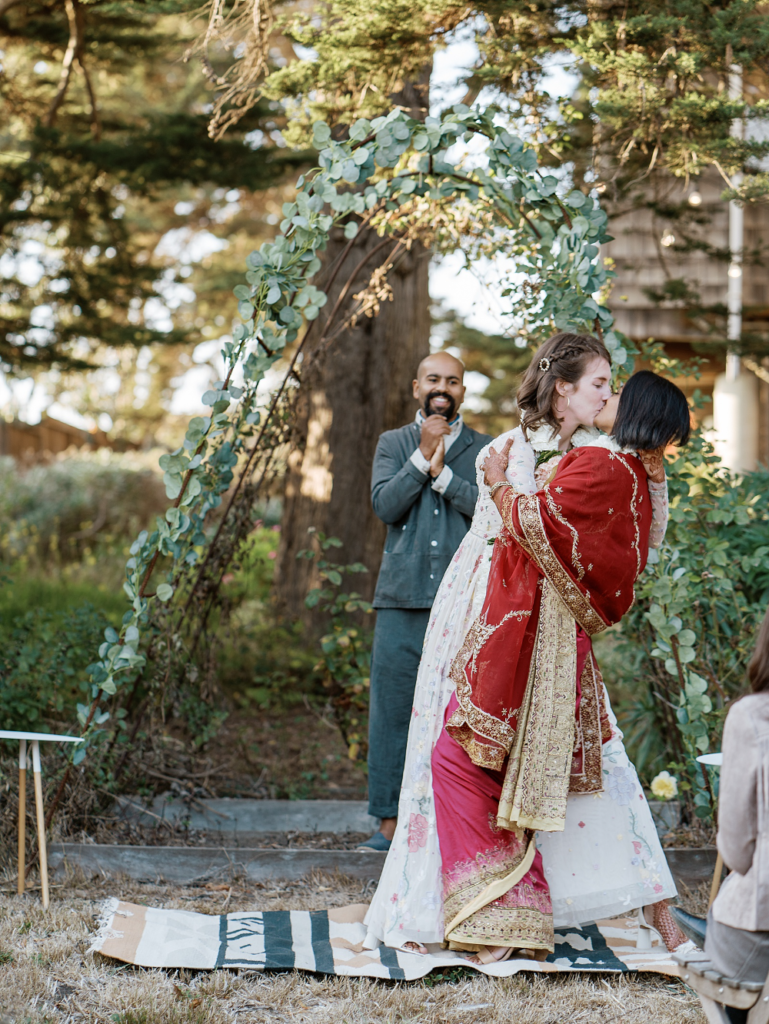 jean + anamika | BOLINAS BACKYARD WEDDING – cassievalente.com