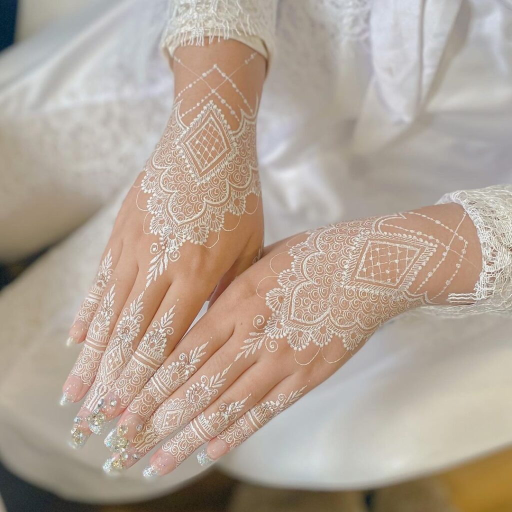 60+ Gorgeous White Henna Designs For Brides & Bridesmaids