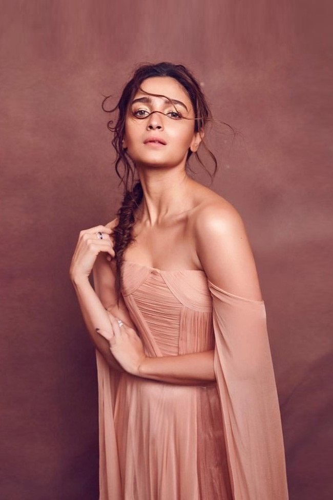 Actress Alia Bhatt Latest Photos, Photo Shoot, Hot Photos.