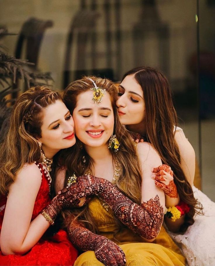 Bride & Bridesmaids Cute Photoshoot Ideas & Poses