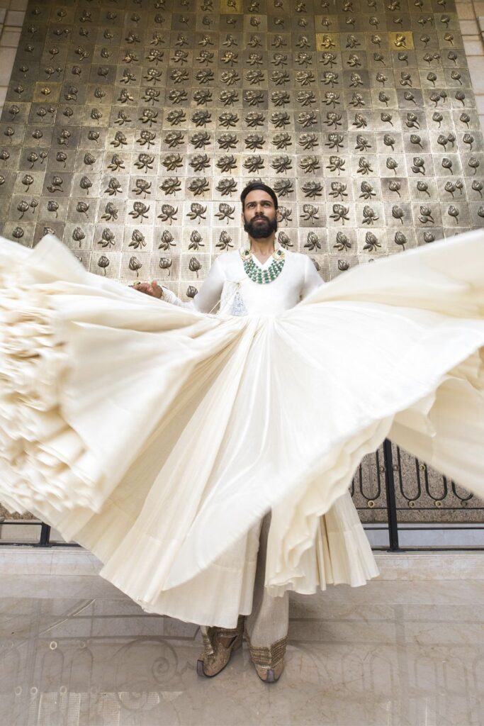 Ivory Angrakha Paired With An Intricate Tonal Threadwork Drape | Manish Malhotra