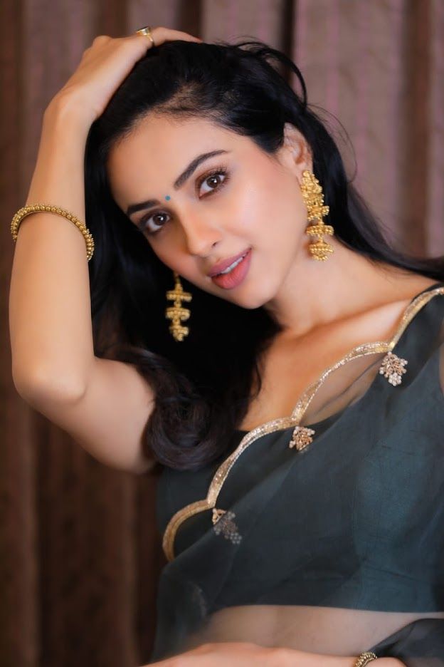 Majnu actress Riya Suman Looks Gorgeous