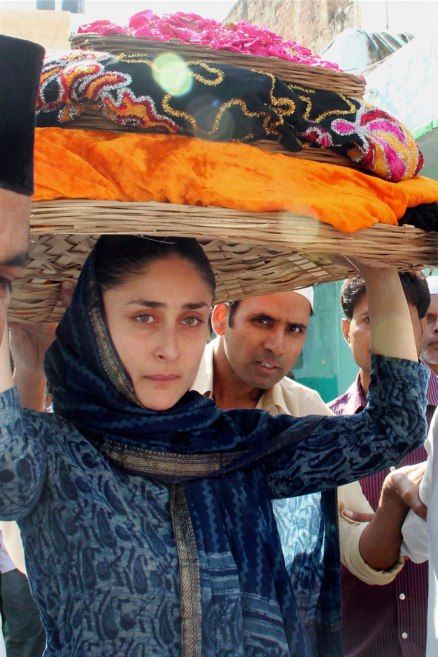 Make-up free Kareena Kapoor prays at Ajmer Sharif dargah