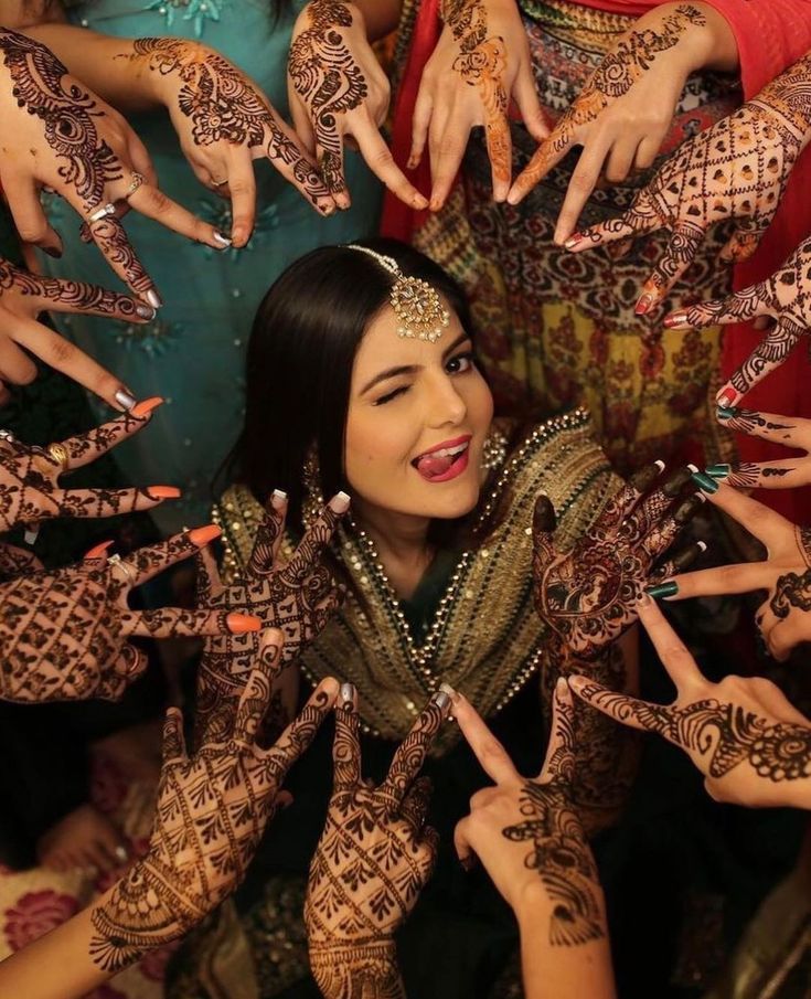 Mehendi Poses for Brides with Friends