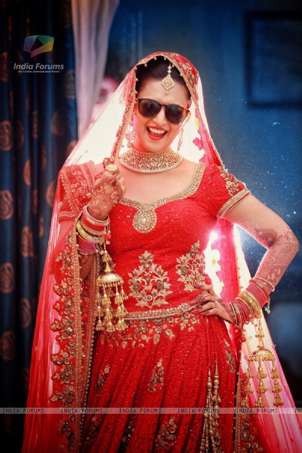 Modern Bahu! – Divyanka Tripathi poses for camera at her Wedding Ceremony!