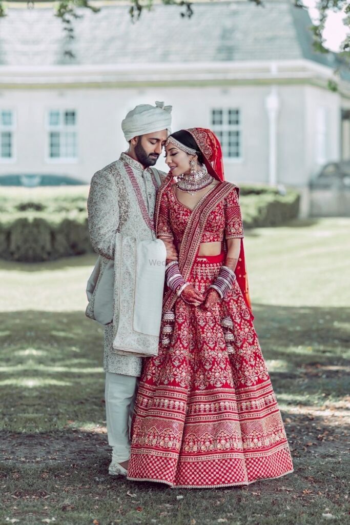 Photo of Bride and groom color-contrasting in red and white