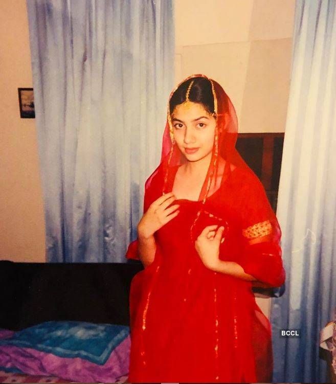 This old photo reveals jaw-dropping transformation in Pakistani actress Mahira Khan