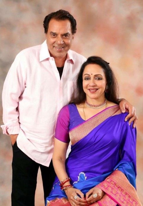 Unseen Picture Of Dharmendra And Hema Malini Holding Each Other’s Hands While Talking Is Pure Love