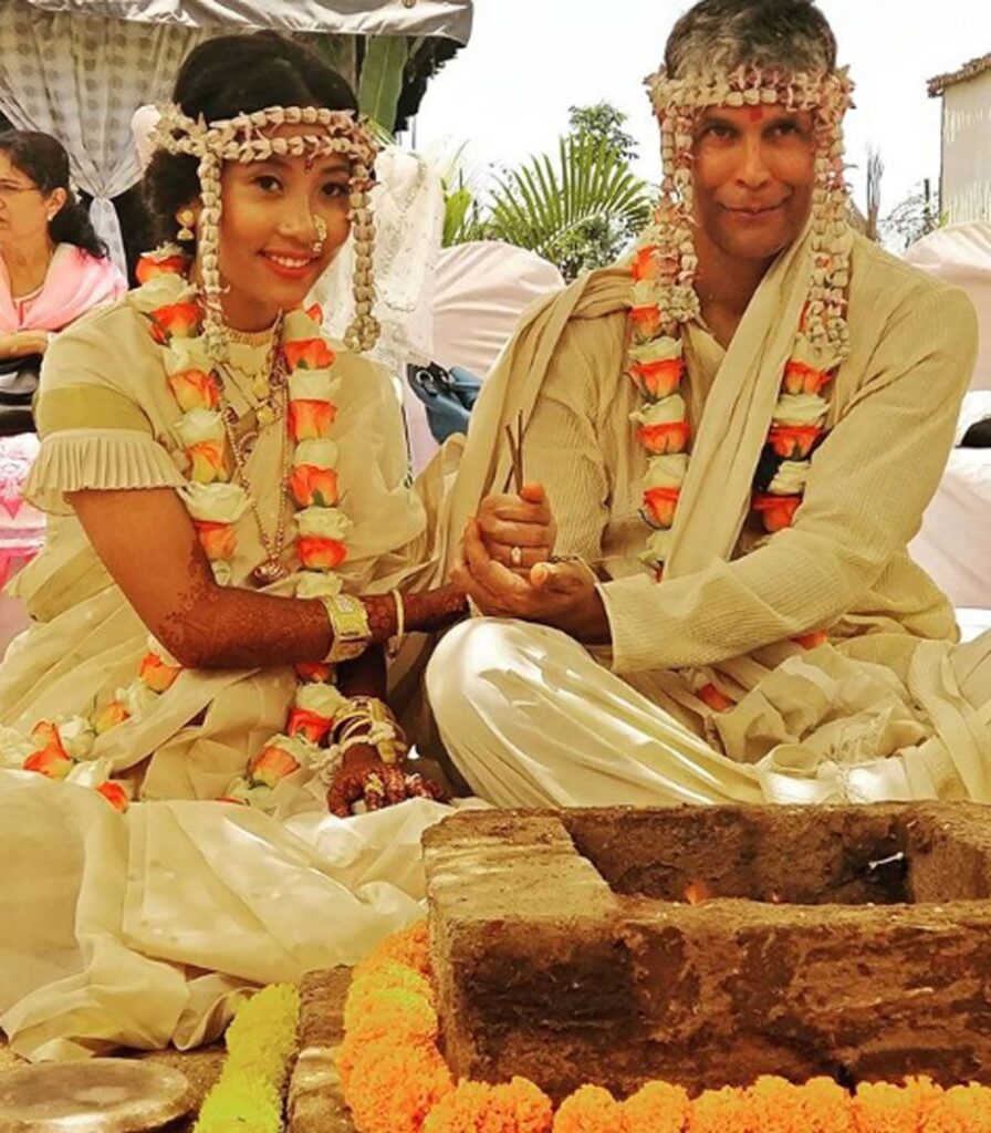 एक-दूजे के हुए मिलिंद सोमन और अंकिता कोंवर, देखें शादी की ये मनमोहक तस्वीरें (Milind Soman And Ankita Konwar are now married couple, See the wedding pics)
