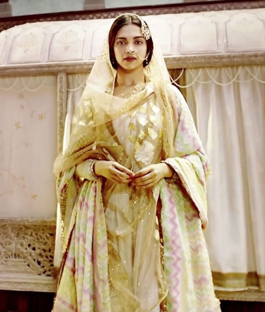 Deepika Padakoune Dresses in Bajirao Mastani by Designer Anju Modi