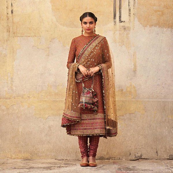 75+ Prettiest Karva Chauth Outfit Designs to Bookmark for Newlyweds! | WeddingBazaar