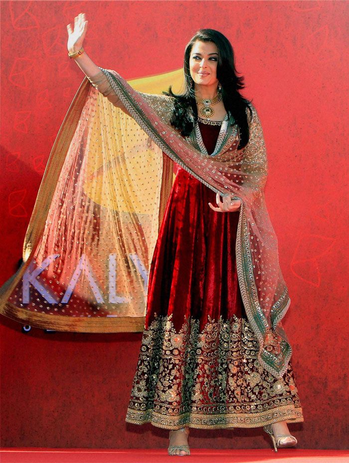 embroidered bridal lehenga