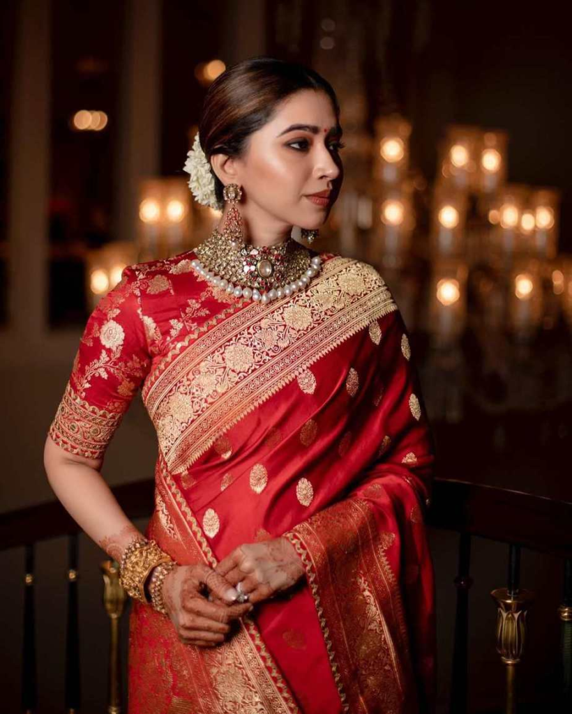 Aarti Ravi channels her inner goddess in a red silk saree!