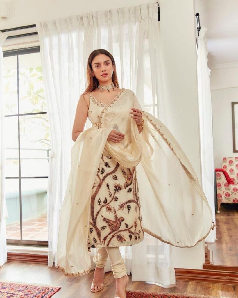 Aditi Rao Hydari dresses up in an ivory kurta set for an event!