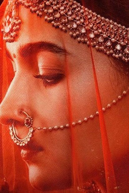 Alia Bhatt’s Regal Look from Kalank Movie is Finally Out & You Cannot Miss It | VOGUE