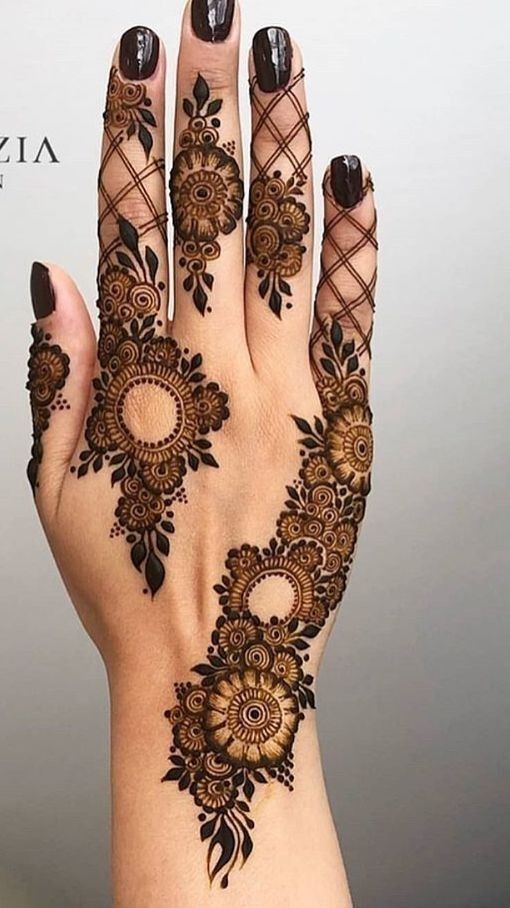 Arabic Mehandi is best known for its beautiful flowery and leafy trail that flows from the index fin