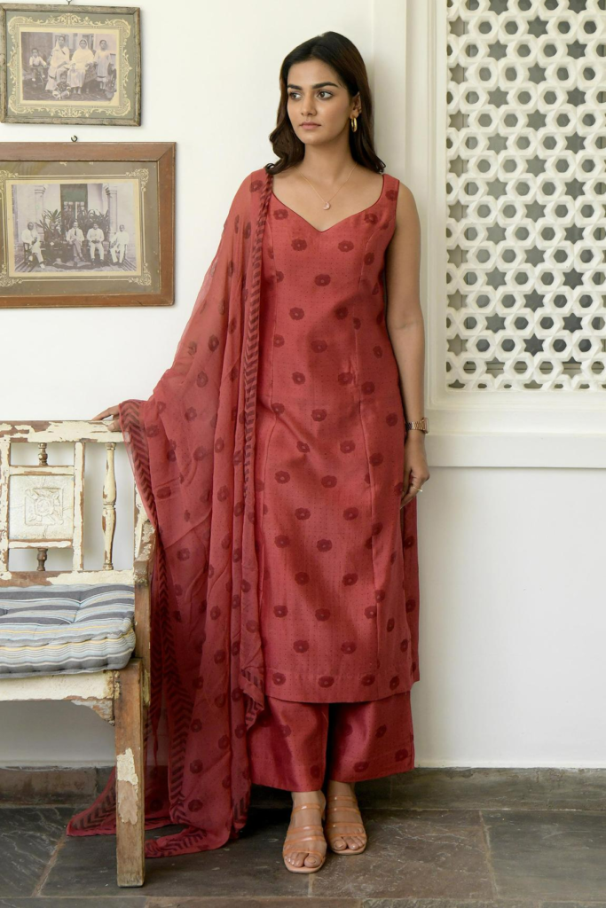 Buy Red Kurta And Pant Handwoven Chanderi Silk Embroidery Sweetheart Set For Women by Taro Online at Aza Fashions.