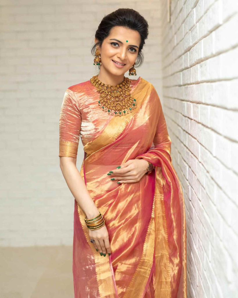 DD Neelakandan looks stunning in a pink tissue silk saree at Nayanthara’s wedding!