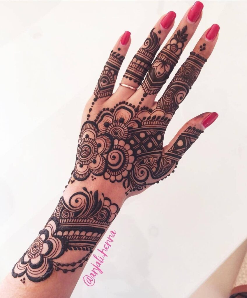 Daily Henna Inspiration on Instagram: “wowww 😍😍😍😍 swipe for more // by @anjali.henna”