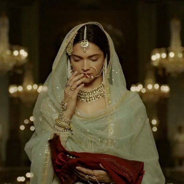 Deepika Padakoune Dresses in Bajirao Mastani by Designer Anju Modi