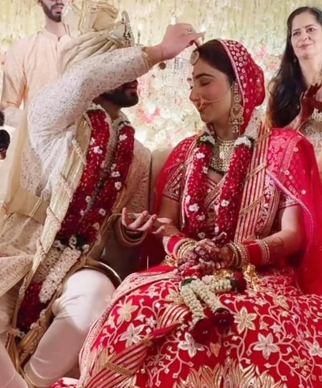 Disha Parmar’s FIRST Picture After Marriage Donning ‘Sindoor’, Looks Gorgeous As ‘Mrs Rahul Vaidya’