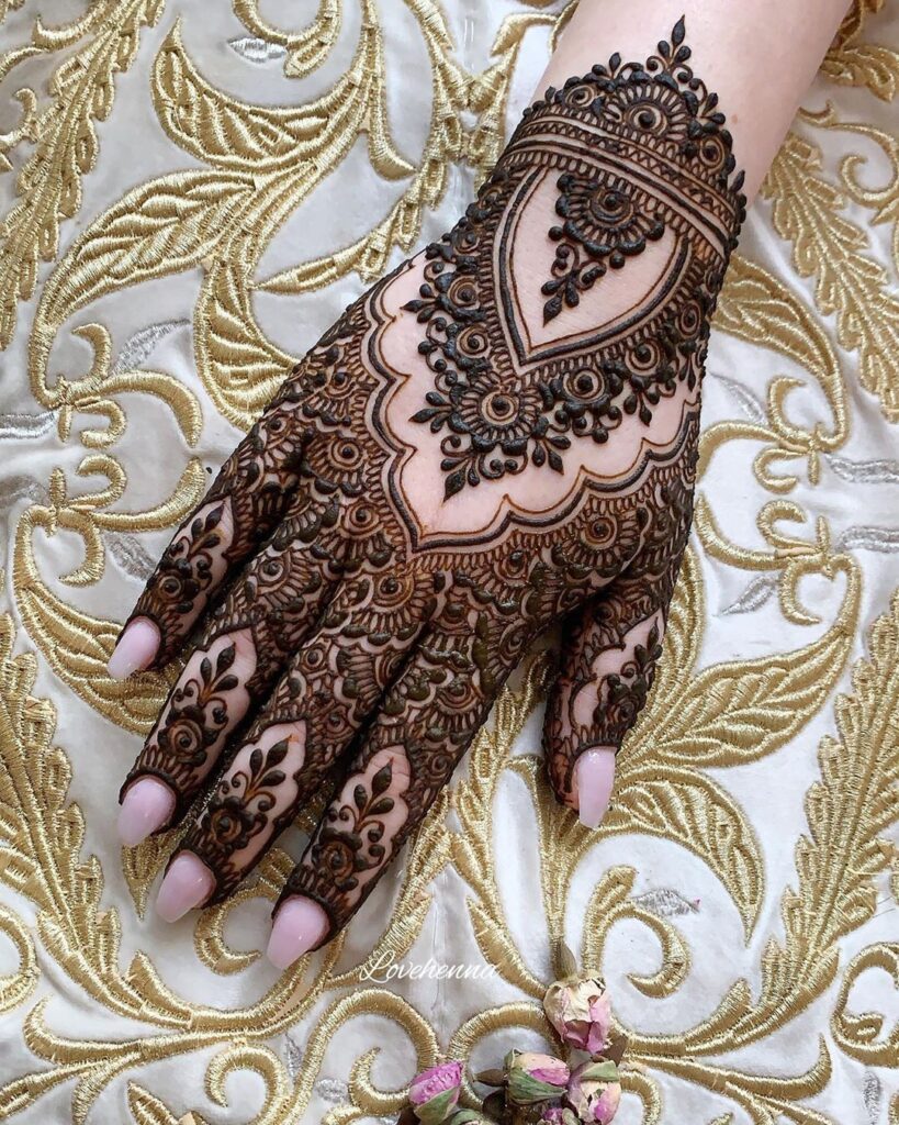 Farah Sayeed on Instagram: “Todays bride wanted this @bysoor design 🌸 . . . #hennainspo