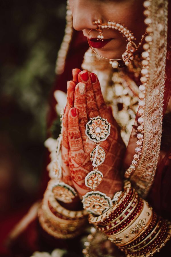 Glamorous Home Wedding With The Bride In A Striking Red Saree