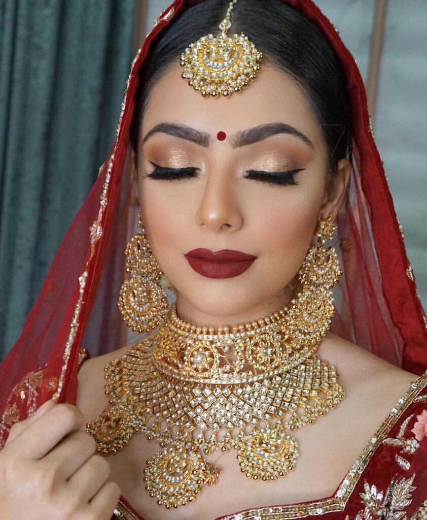 Indian bridal makeup and jewellery. Gold bridal jewellery. Bridal makeup