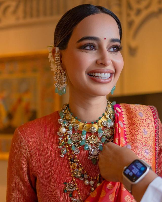 Influencer Bride Wore A Silk Saree From Sabyasachi With Her Nani’s Heirloom Jewellery On Reception