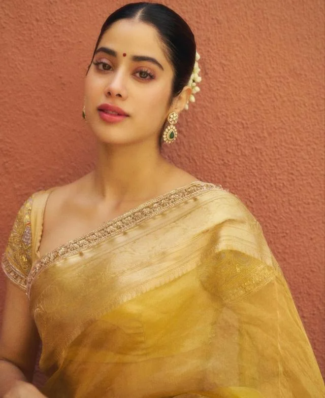 Janhvi Kapoor Dazzles In A Gold Saree For Ganesh Chaturthi, Netizens Claim, ‘Madam Jr. Sridevi’