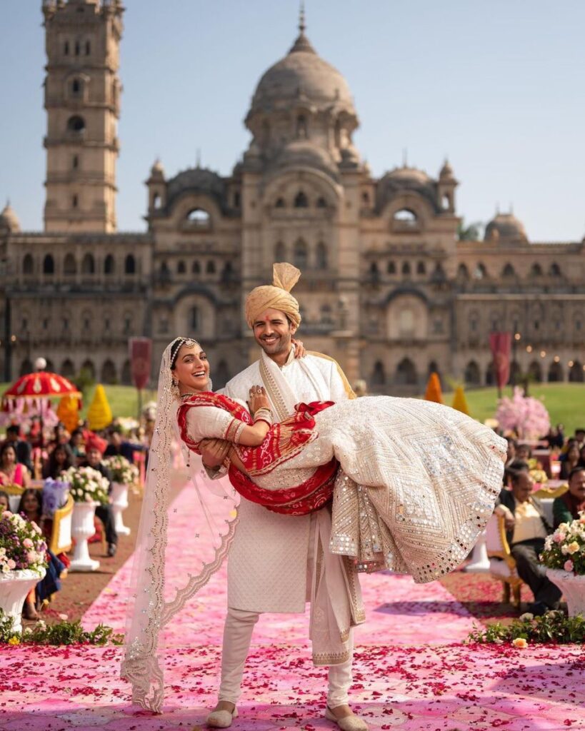 Kartik Aryan and Kiara Advani from Satya Prem Ki Katha.. ♥️