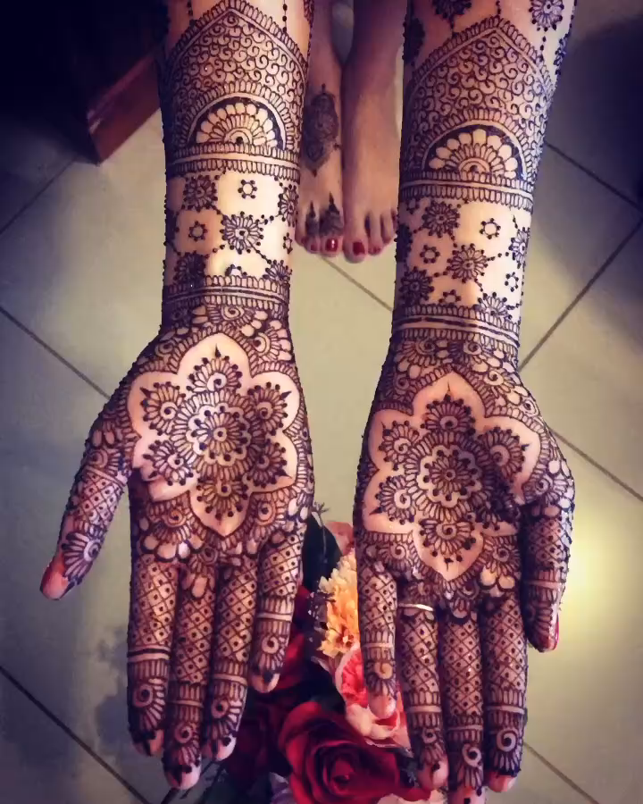 Latest and Beautiful Unique Mehendi Design!