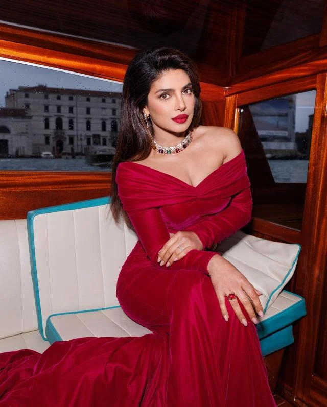 Priyanka Chopra Left Embarrassed As Anne Hathaway Ignores Her Hug At Bulgari Event, Netizens React