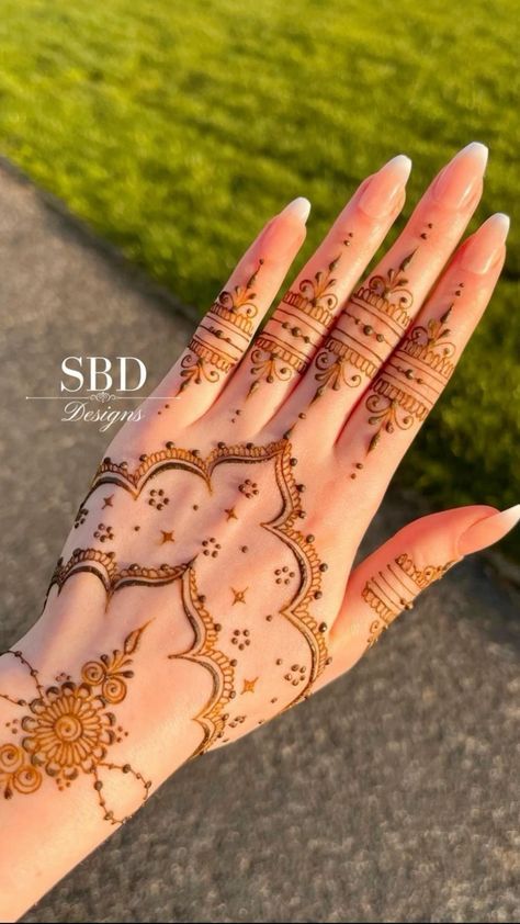 Stunning Henna Designs to Celebrate Eid 2024 in Style and Tradition 🌙✨