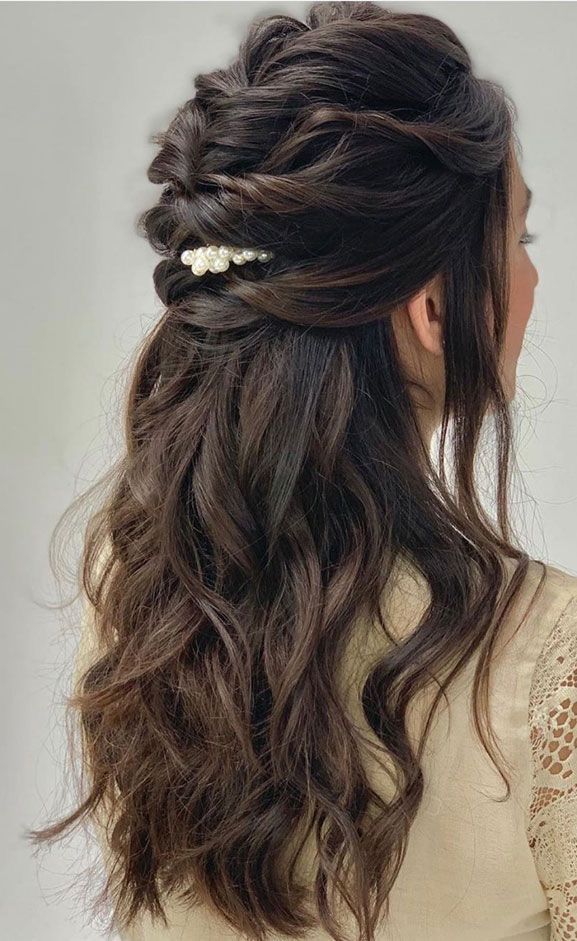 Top & Trendy Bridal Hairstyles for Engagement Night!