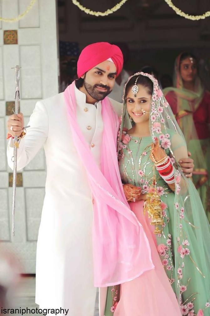 When TV Diva Hunar Made A Gorgeous Bride In A Pastel Green And Pink Lehenga At Her Gurudwara Wedding